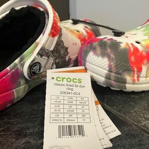 BNWT - CROCS Fuzzy lined tie dye Clog 🐊